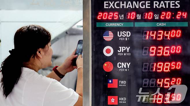 원·달러 환율이 5개월여 만에 최고치로 상승하고 있는 10일 서울 중구 명동의 환전소에서 외국인 관광객이 환전을 하고 있다. 2025.10.10/뉴스1 ⓒ News1 이호윤 기자