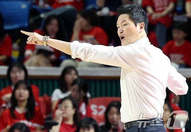 남자 농구 대표팀 임시 사령탑을 맡은 전희철 서울 SK 감독. /뉴스1 DB ⓒ News1 이동해 기자