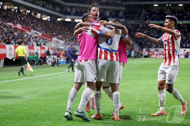 일본과 원정 경기에서 2-2로 비긴 파라과이.  ⓒ AFP=뉴스1