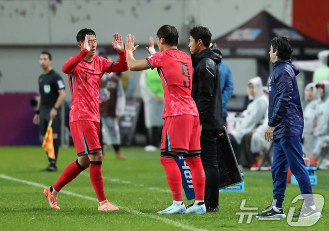 10일 서울월드컵경기장에서 열린 하나은행 초청 축구국가대표팀 친선경기 대한민국과 브라질의 경기, 후반전 대한민국 손흥민이 오현규와 교체되고 있다. 2025.10.10/뉴스1 ⓒ News1 장수영 기자