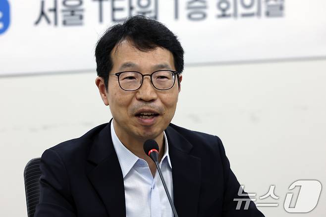 의사인력 수급추계위원회 위원장으로 선출된 김태현 한국보건경제정책학회 회장이 12일 오후 서울 중구 남대문로 T타워에서 열린 의사인력 수급추계위원회 제1차 회의에서 모두 발언을 하고 있다. 2025.8.12/뉴스1 ⓒ News1 박정호 기자