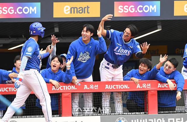삼성 디아즈(왼쪽)가 9일 인천 SSG랜더스필드에서 열린 2025 KBO리그 SSG와 준플레이오프 1차전 4회초 1사 2루 상황에서 김지찬의 적시타에 2루에서 홈까지 뛰어 득점한 뒤 동료들과 하이파이브를 하고 있다. 문학 | 박진업 기자 upandup@sportsseoul.com