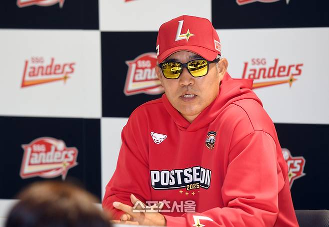 SSG 이숭용 감독이 9일 인천 SSG랜더스필드에서 열린 2025 KBO리그 삼성과 준플레이오프 1차전에 앞서 인터뷰를 하고 있다. 문학 | 박진업 기자 upandup@sportsseoul.com
