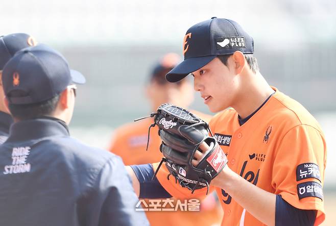 한화 문동주(오른쪽)가 11일 인천SSG랜더스필드에서 열린 2025 KBO리그 SSG와 시범경기 6회말 수비를 무실점으로 마친 뒤 더그아웃으로 들어가면서 동료들과 하이파이브를 하고 있다. 문학 | 박진업 기자 upandup@sportsseou.lcom