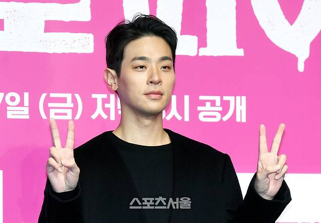 배우 박정민이 7일 서울 영등포구 콘래드서울호텔에서 진행된 쿠팡플레이 시리즈 ‘뉴토피아’ 제작발표회에서 취재진을 향해 포즈를 취하고 있다. ‘뉴토피아’는 군인 ‘재윤’과 곰신 ‘영주’가 좀비에 습격당한 서울 도심을 가로질러 서로에게 달려가는 이야기를 그리고 있으며 배우 박정민, 지수, 임성재, 김준한 등이 출연하며 윤성현 감독이 연출을 맡았다. 2025. 1. 7.  박진업 기자 upandup@sportsseoul.com