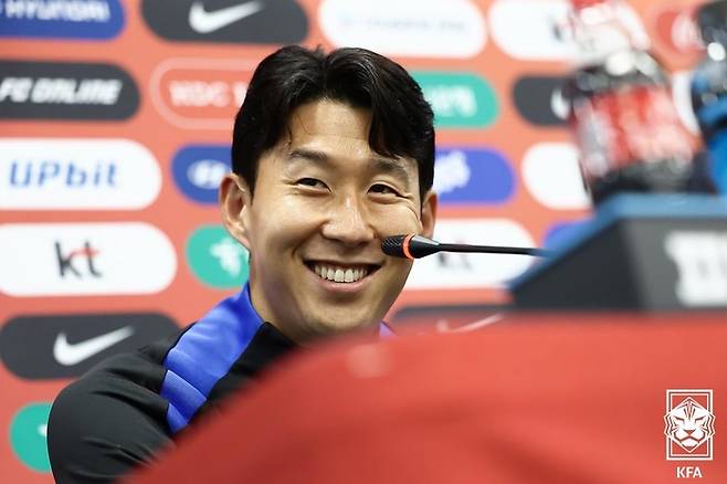 축구대표팀 ‘캡틴’ 손흥민이 브라질과 결전을 하루 앞둔 9일 서울월드컵경기장에서 열린 기자회견에서 취재진 질문에 웃고 있다. 사진 | 대한축구협회