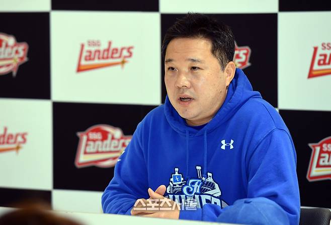 삼성 박진만 감독이 9일 인천SSG랜더스필드에서 열린 2025 KBO리그 SSG와 준플레이오프 1차전에 앞서 인터뷰를 하고 있다. 문학 | 박진업 기자 upandup@sportsseoul.com
