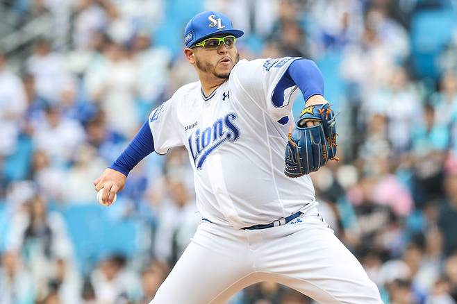 삼성 후라도가 6일 대구삼성라이온즈파크에서 열린 2025 KBO 포스트시즌 와일드카드 결정전 1차전 NC와 경기에 선발 등판해 역투하고 있다. 사진 | 삼성 라이온즈