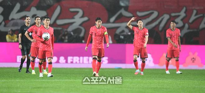 한국 대표팀이 10일 서울월드컵경기장에서 열린 남자 축구 국가대표 평가전 브라질과 경기에서 첫 골을 허용한 후 아쉬워하고 있다.  2025. 10. 10. 최승섭기자 thunder@sportsseoul.com