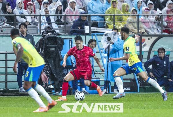 10일 서울 마포구 서울월드컵경기장에서 열린 남자 축구 국가대표 10월 A매치 친선전 대한민국과 브라질의 경기, 이강인이 드리블하고 있다. /사진=뉴시스