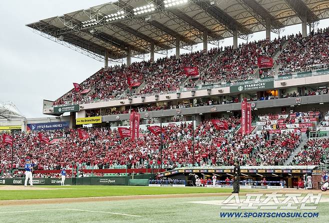 9일 인천SSG랜더스필드에서 열린 삼성과 SSG의 준PO 1차전. SSG 팬들이 뜨거운 응원전을 펼치고 있다. 인천=정재근 기자 cjg@sportschosun.com/2025.10.9/