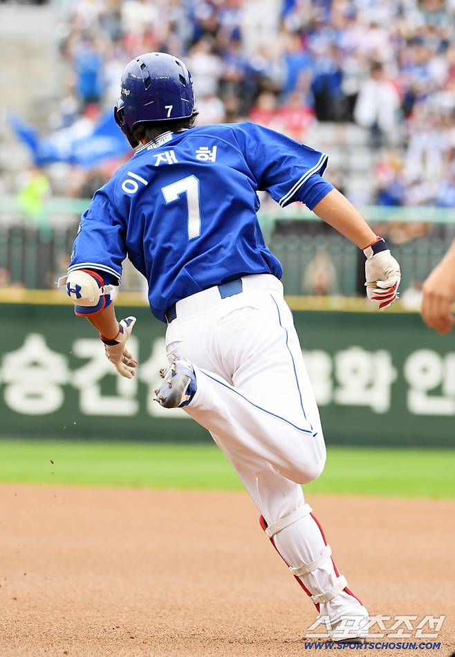 9일 인천SSG랜더스필드에서 열린 SSG와 삼성의 준PO 1차전. 1회초 삼성 이재현이 초구를 노려 솔로포를 날린 뒤 환호하고 있다. 인천=박재만 기자 pjm@sportschosun.com/2025.10.09/