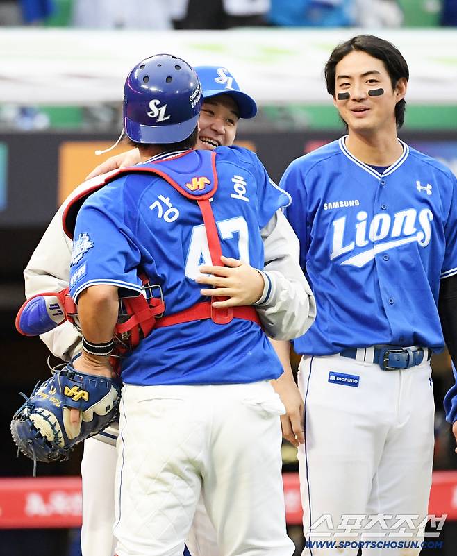 준PO 1차전. 승리한 삼성 최원태와 강민호가 뜨거운 포옹을 나누고 있다. 인천=박재만 기자 pjm@sportschosun.com