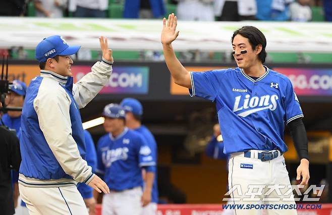 주장 구자욱은 가장 앞자리를 선발 최원태에게 양보했다.