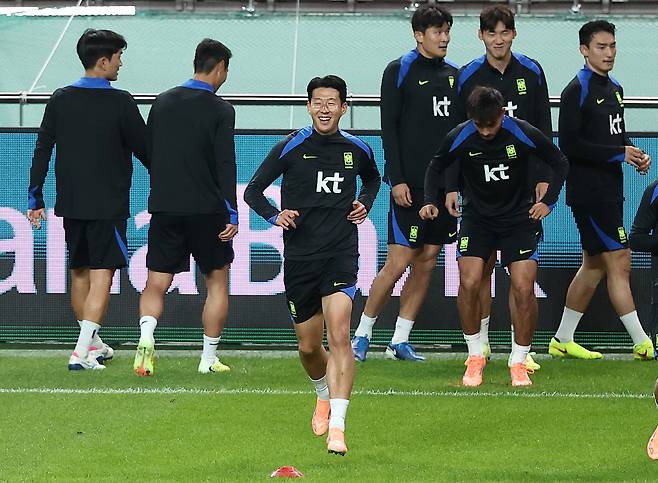 손흥민 '훈련도 웃으며'

    (서울=연합뉴스) 김성민 기자 = 대한민국 축구 국가대표팀 손흥민을 포함한 선수들이 9일 서울월드컵경기장에서 공식 훈련을 하고 있다. 2025.10.9
