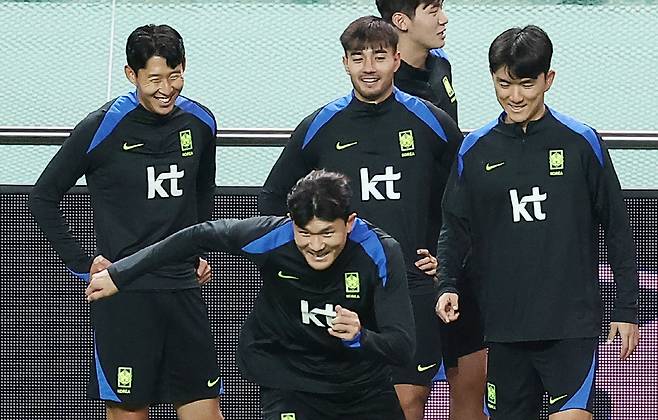 김민재 훈련 지켜보는 손흥민

    (서울=연합뉴스) 김성민 기자 = 대한민국 축구 국가대표팀 손흥민이 9일 서울월드컵경기장에서 공식 훈련을 하는 김민재를 지켜보고 있다. 2025.10.9