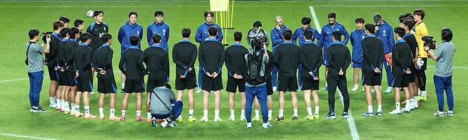 훈련 앞둔 대한민국 축구 국가대표팀 선수들

    (서울=연합뉴스) 김성민 기자 = 대한민국 축구 국가대표팀 선수들이 9일 서울월드컵경기장에서 공식 훈련에 앞서 모여 있다. 2025.10.9