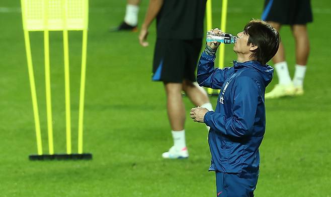 음료 마시는 홍명보 감독

    (서울=연합뉴스) 김성민 기자 = 대한민국 축구 국가대표팀 홍명보 감독이 9일 서울월드컵경기장에서 공식 훈련을 하던 중 음료를 마시고 있다. 2025.10.9