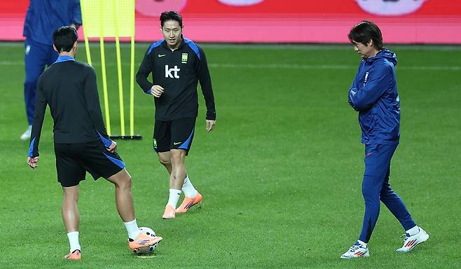 손흥민과 이강인 지켜보는 홍명보 감독

    (서울=연합뉴스) 김성민 기자 = 대한민국 축구 국가대표팀 홍명보 감독(오른쪽)이 9일 서울월드컵경기장에서 손흥민(왼쪽)과 이강인(가운데)의 훈련을 지켜보고 있다. 2025.10.9