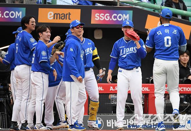 9일 인천SSG랜더스필드에서 열린 SSG와 삼성의 준PO 1차전. 8회말 2사 만루 삼성 이호성이 SSG 고명준을 3루 땅볼 처리한 뒤 포효하고 있다. 인천=박재만 기자 pjm@sportschosun.com/2025.10.09/