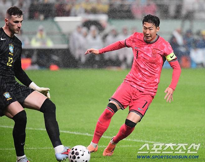 10일 오후 서울 상암동 서울월드컵경기장에서 대한민국 축구대표팀과 브라질의 A매치 평가전이 열렸다. 돌파를 시도하고 있는 손흥민. 상암=송정헌 기자songs@sportschosun.com/2025.10.10/