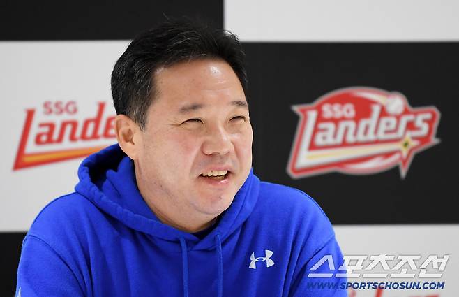 10일 인천SSG랜더스필드에서 열릴 예정이던 SSG와 삼성의 준PO 2차전이 우천 취소됐다. 박진만 감독이 인터뷰를 하고 있다. 인천=박재만 기자 pjm@sportschosun.com/2025.10.10/