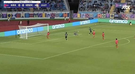 전반 3분 맞았던 완벽했던 김태원의 기회를 상대 수비가 골라인 앞에서 태클로 막았다. ⓒJTBC