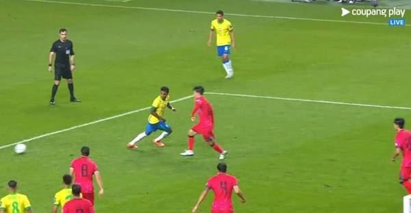 뒤로 공을 흘려주는 호드리구. ⓒ쿠팡플레이