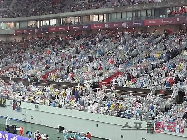 경기 전부터 우비를 입고 응원 준비를 하는 한국팬들. ⓒ스포츠한국 이정철 기자