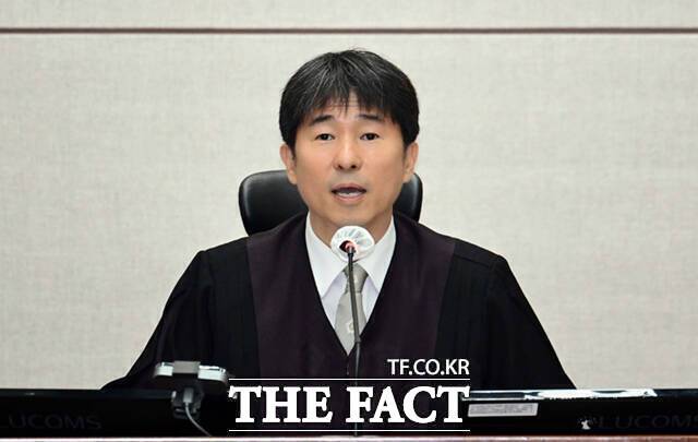 윤 전 대통령의 내란우두머리 혐의 등 내란 재판을 진행하는 지귀연 부장판사에 대한 '룸살롱 접대 의혹'도 불거졌다. 사진은 지 부장판사. /사진공동취재단