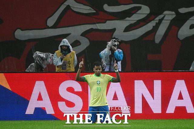 대한민국과 브라질의 평가전이 10일 오후 서울 마포구 서울월드컵경기장에서 열린 가운데 호드리구가 득점 후 기뻐하고 있다./서울월드컵경기장=남용희 기자