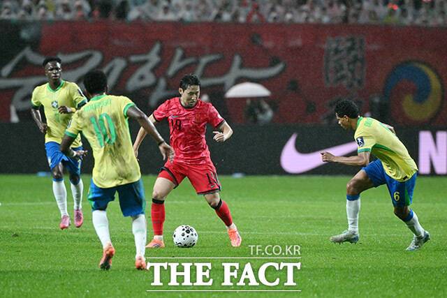 대한민국과 브라질의 평가전이 10일 오후 서울 마포구 서울월드컵경기장에서 열린 가운데 이강인이 드리블을 시도하고 있다./서울월드컵경기장=남용희 기자