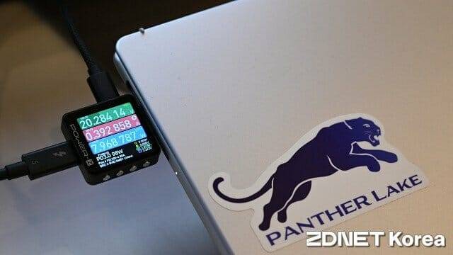 인텔 팬서레이크 프로세서 탑재 노트북 시제품으로 실제 구동시 전력 소모 측정. (사진=지디넷코리아)