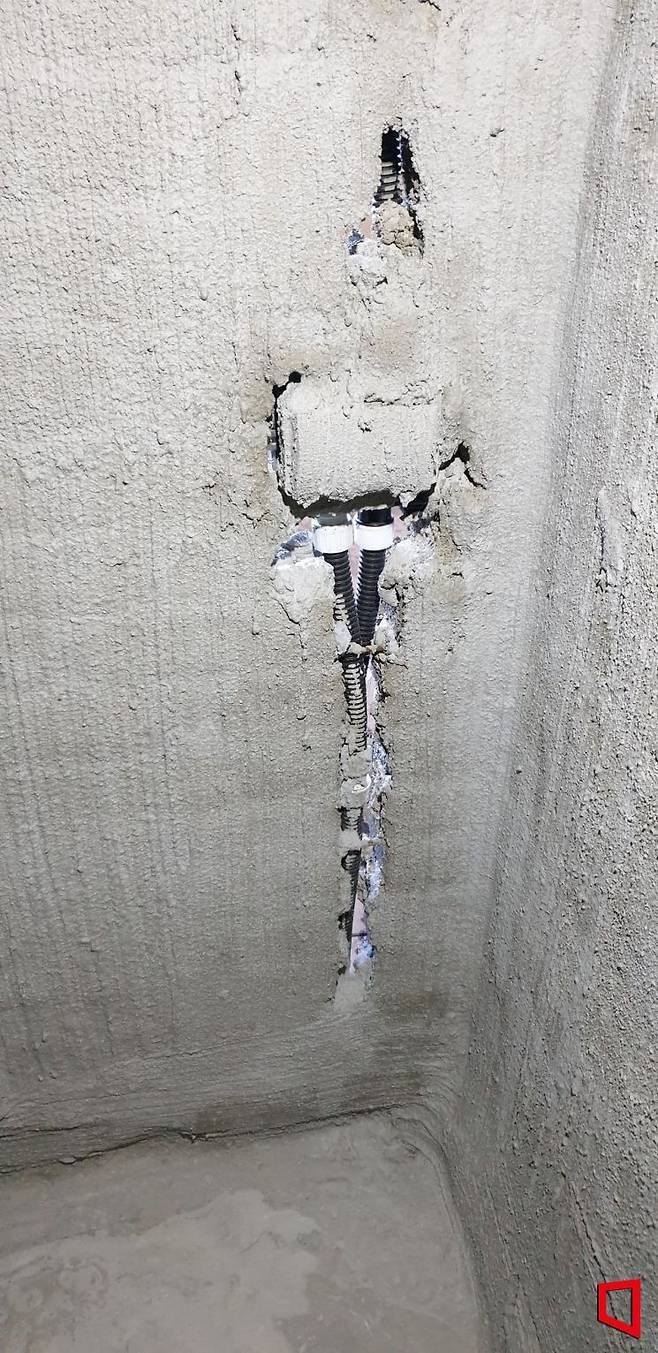 인천 LH 아파트 건설 현장. 욕실 벽체 내부 전선관과 배관 매립 부위가 시멘트 사춤(틈 메우기)이 누락된 채 그대로 노출된 모습. 이는 방수 전에 반드시 이뤄져야 하는 선행 공정이 제대로 이행되지 않은 상태로, 벽체 틈으로 물이 스며들면 누수·결로·누전 등 2차 하자로 이어질 수 있다.