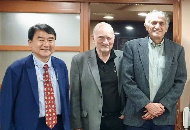 김재완 초연결확장형초연결슈퍼양자컴퓨팅 전략연구단장(왼쪽)이 퀀텀코리아 2023 행사에 참석하기 위해 방한했던 존 클라우저 존 클라우저 존 클라우저 협회 창립자(중앙), 존 마티니스 UC산타바바라대 명예교수(오른쪽)와 기념촬영을 하고 있다. 클라우저 창립자와 마티니스 교수는 2022년과 2025년 노벨 물리학상을 수상했다. 김재완 단장 제공.