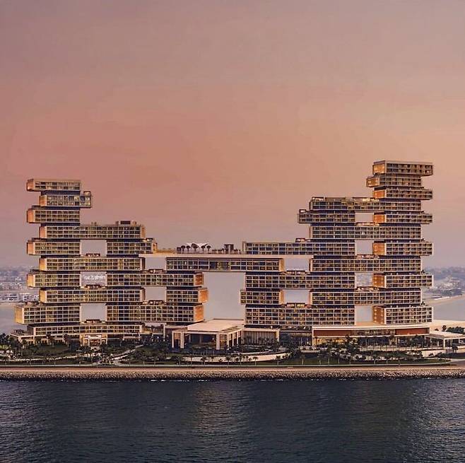 미쉐린가이드 호텔 평가에서 3키와 함께 건축&디자인 특별상을 받은 UAE 두바이의 '아틀란티스 더 로열'/아틀란티스 더 로열