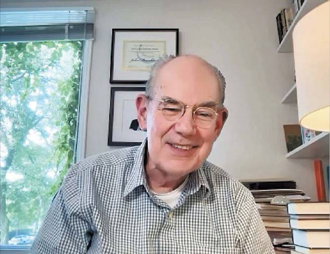 이달 초 시카고 자택에서 본지와 화상 인터뷰를 하고 있는 존 미어샤이머 시카고대 교수. /워싱턴=김은중 특파원