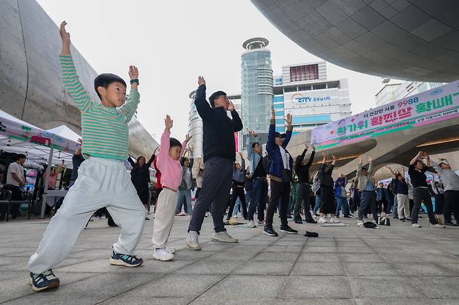 10일 오전 서울 동대문 디자인 플라자에서 '한가위 확찐살 확빼기' 행사를 개최하면서 참가자들이 몸을 풀고 있다. /장련성 기자