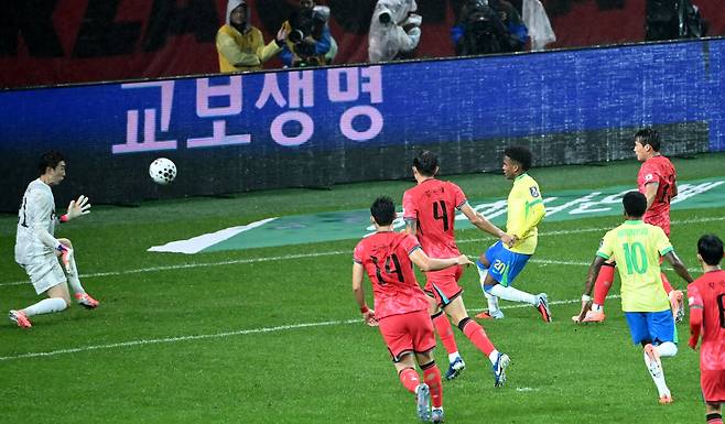 10일 서울월드컵경기장에서 열린 대한민국 축구대표팀과 브라질의 A매치 평가전, 브라질의 이스테방이 전반 선취골을 터뜨리고 있다./허상욱 스포츠조선 기자
