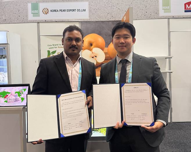 아라빈드 스브라마니얀(왼쪽) 인도 발틱 트레이드 대표와 박상준 한국배수출연합주식회사 대리가 9월 9일 호주 시드니 국제컨벤션센터에서 열린 FFA에서 MOU를 체결하고 기념사진을 찍고 있다. /윤희훈 기자