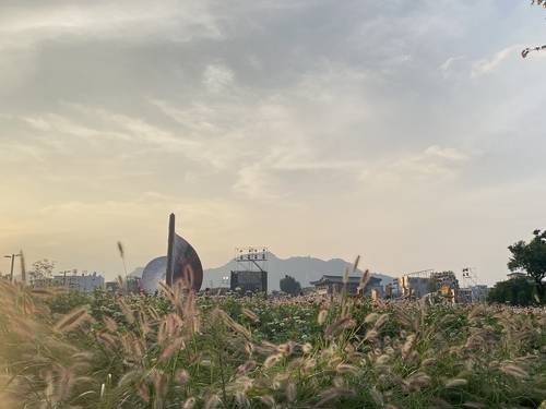 ‘주제전’이 진행되는 열린송현 녹지광장 풍경(사진 이승연 기자)