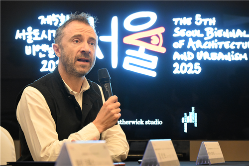 지난 6월, 제5회 서울도시건축비엔날레 토마스 헤더윅 총감독이 마스터플랜을 발표하고 있다.(사진 서울시)