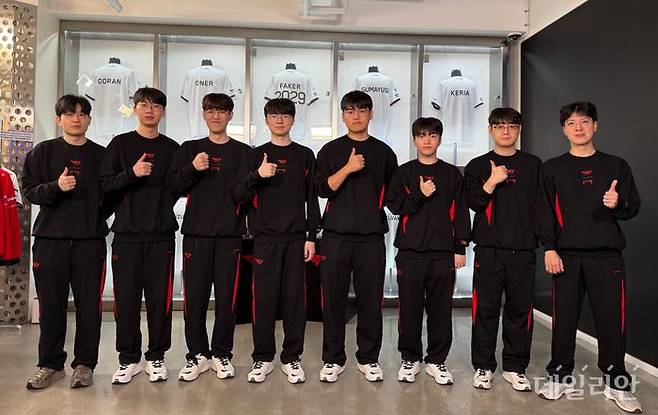 T1 선수단과 감독·코치진이 9일 2025 월드 챔피언십 출국을 앞두고 서울 강남구 T1 사옥에서 기념 촬영을 하고 있다. ⓒ데일리안 황지현 기자