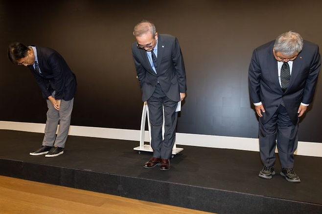 9월 11일 서울 광화문 KT 사옥에서 열린 소액결제 피해 관련 기자간담회에서 KT 주요 경영진들이 사과를 하고 있는 모습. 왼쪽부터 네트워크부문장서창석 부사장, 김영섭 대표, 커스터머 부문장 이현석 부사장ⓒKT