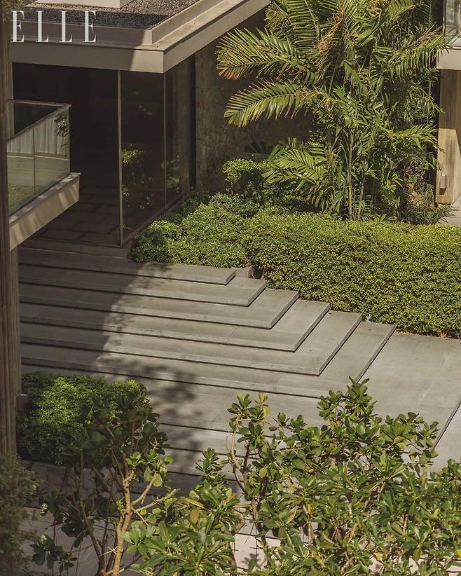 무성한 정원과 스웨덴식 브루탈리즘 건축이 어우러진 ‘트윈팜스 몬타주르’.