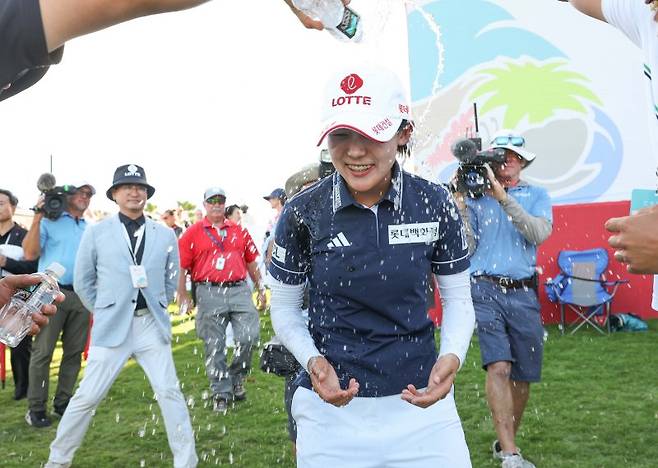 황유민이 4일(현지 시간) 하와이 오하우섬 에바비치 호아칼레이CC에서 열린 '2025 롯데 챔피언십' FR에서 우승을 차지한 뒤 동료들의 축하를 받고 있다.대홍기획 제공
