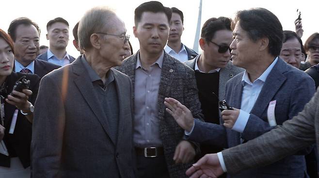2023년 10월25일 한강 강천보에서 최승호 피디(오른쪽)가 이명박 전 대통령에게 4대강 사업에 대해 묻고 있다. 뉴스타파 제공