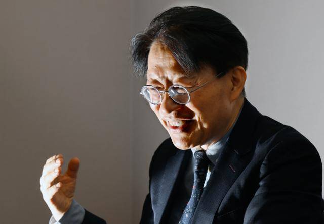 노마 히데키 전 일본 도쿄외국어대 대학원 교수는 한국인보다 한국어를 더 명료하게 사용한다. 기자가 '외국인을 대상으로 한 한국어 교육'이라고 칭하자 "'외국인'이 아닌 '비모어 화자'로 말해야 한다"고 정정했다. 지난해 10월 방한한 노마 교수가 본보와 인터뷰하고 있다. 왕태석 선임기자