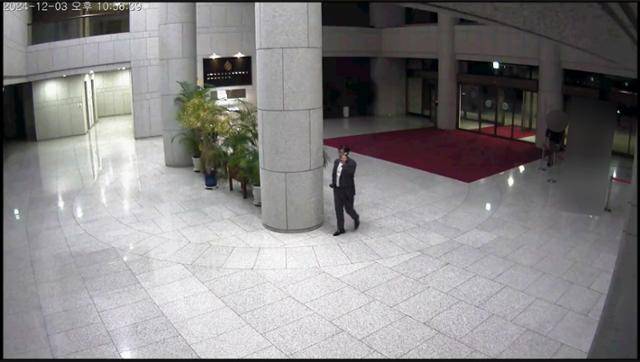 국회 내란 국조특위 소속 국민의힘 위원들이 올해 2월 20일 공개한 국가정보원 폐쇄회로(CC)TV 영상. 홍장원 전 국가정보원 1차장의 이른바 '정치인 체포 명단' 메모의 작성 경위 등이 불분명하다고 주장하며 그의 증언과 CCTV상 동선이 다른 점을 지적했다. 국민의힘 제공