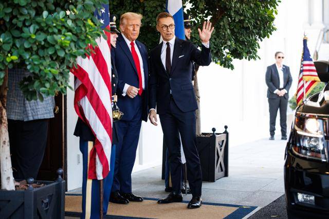 도널드 트럼프(왼쪽) 미국 대통령이 9일 미국 워싱턴 백악관에 도착한 알렉산데르 스투브 핀란드 대통령을 맞이하고 있다. 워싱턴=EPA 연합뉴스